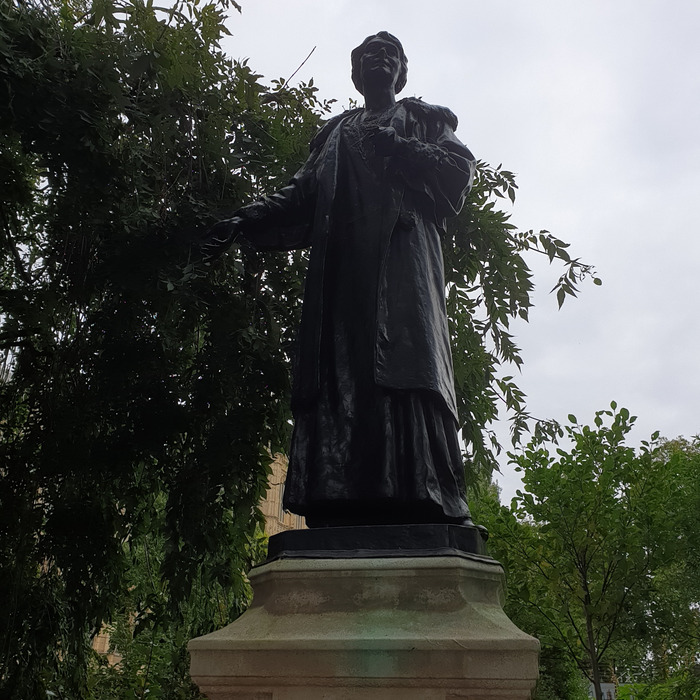 How many statues of women are there in London? J. Draper